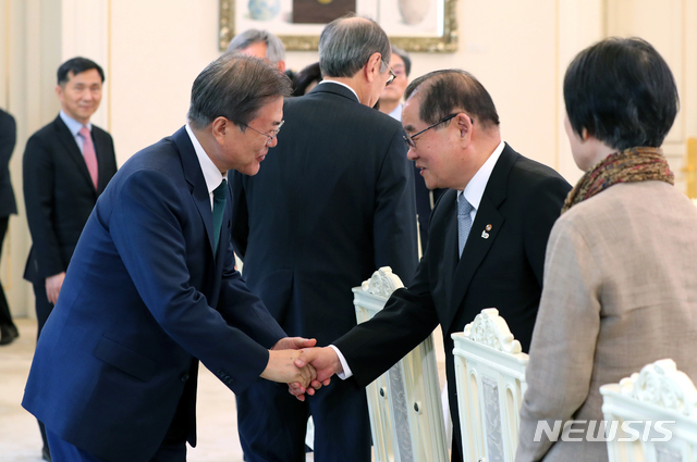 【서울=뉴시스】박진희 기자 = 문재인 대통령이 2일 청와대 인왕실에서 사회계 원로 초청 오찬간담회에 앞서 이종찬(전 국정원장) 우당장학회 이사장을 비롯한 참석자들과 인사를 나누고 있다. 2019.05.02. pak7130@newsis.com