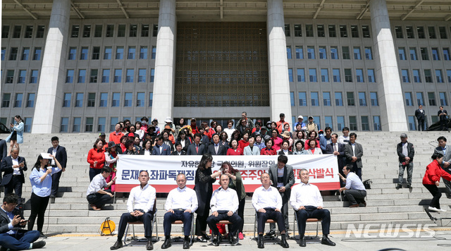 【서울=뉴시스】 박영태 기자 = 2일 오전 서울 여의도 국회 본청 앞에서 진행된 자유한국당 의원과 당협위원장이 패스트트랙 법안 철회를 위한 삭발식을 하고 있다. 오른쪽부터 윤영석, 이장우, 김태흠, 성일종, 이창수 천안병 당협위원장. 2019.05.02.  since1999@newsis.com