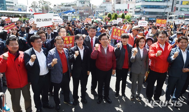 【대전=뉴시스】함형서 기자 = 자유한국당 황교안 당 대표와 나경원 원내대표 등이 2일 오후 대전역 광장에서 "문재인 STOP! 대전시민이 심판합니다" 민생파탄 친문독재 규탄 기자회견에서 구호를 외치고 있다. 2019.05.02.foodwork23@newsis.com