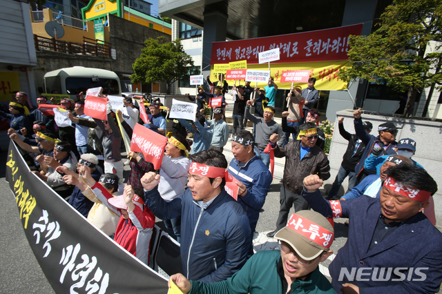 【속초=뉴시스】김경목 기자 = 속초·고성산불피해 비상대책위원회 이재민들과 속초시의회 의원들이 2일 오전 강원 속초시의회 앞에서 기자회견을 열고 정부·한국전력공사·속초시를 싸잡아 규탄하고 있다. 2019.05.02.  photo31＠newsis.com