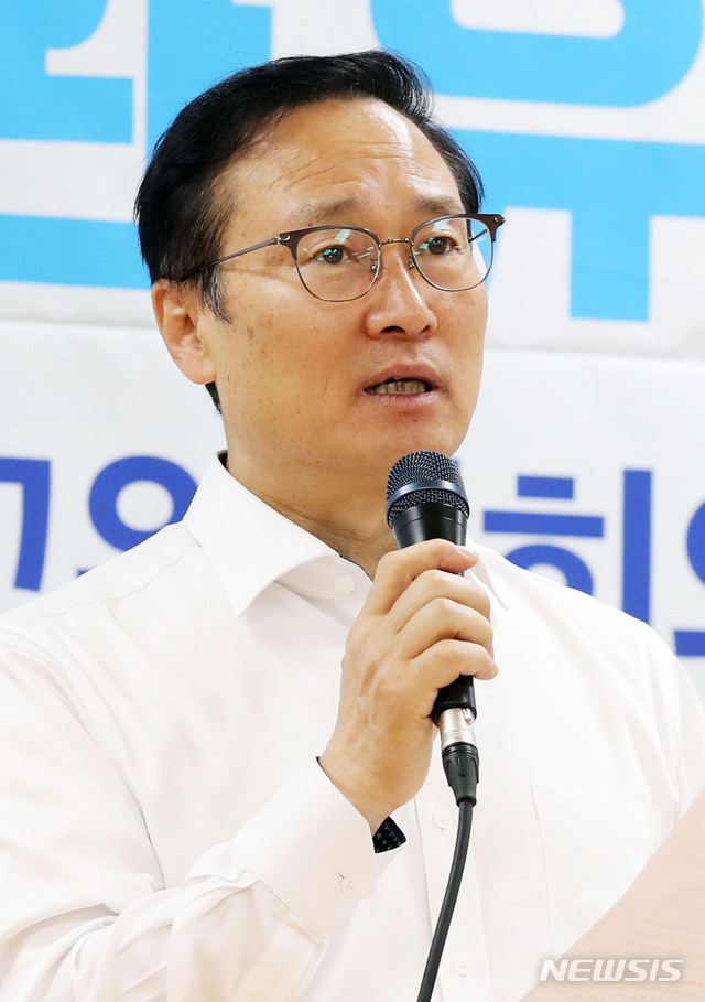 【서울=뉴시스】박미소 기자 = 홍영표 더불어민주당 원내대표가 3일 오전 서울 관악구 구암유치원에서 열린 '유치원 공공성 강화를 위한 국내 1호 공립전환 유치원 더불어민주당 현장최고위원회'에서 발언하고 있다. 매입형 유치원 정책은 사립유치원을 매입하여 공립으로 전환해 유아교육 공공성 강화를 위한 정부 정책이다.2019.05.03. misocamera@newsis.com