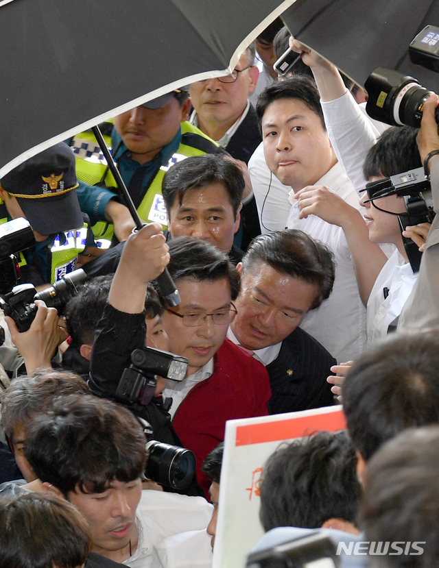 【광주=뉴시스】류형근 기자 = 자유한국당 황교안 대표가 3일 오전 광주 광산구 광주송정역광장에서 '문재인 STOP! 광주시민 심판합니다' 행사를 마친 뒤 빠져나가고 있다. 지역 5·18 단체 등 시민단체가 '자유한국당 해체' 등을 촉구하며 황 대표 길을 막고 있다. 2019.05.03 hgryu77@newsis.com