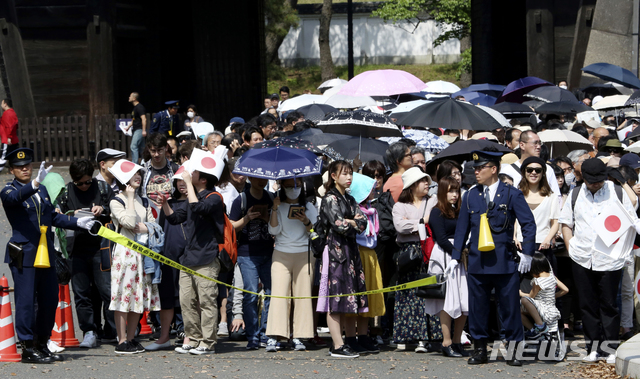  【도쿄=AP/뉴시스】나루히토 일왕이 지난 1일 즉위 후 처음으로 국민과 대면하고 축하받는 '잇판산가'(一般參賀) 행사가 열리는 4일 도쿄에서 시민들이 황궁을 방문하고 있다. 2019.05.04.  