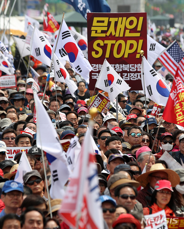 【서울=뉴시스】김선웅 기자 = 4일 오후 서울 종로구 세종문화회관 앞에서 자유한국당이 주최한 문재인 정권 규탄 3차 집회가 열리고 있다. 2019.05.04.  mangusta@newsis.com