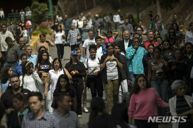 【카라카스(베네수엘라)=AP/뉴시스】베네수엘라 수도 카라카스에서 4일 이틀 전 반정부시위 도중 진압군의 총격으로 숨진 14살 소년 요이페르 제수스 에르난데스 바스케스의 장례식에 친척과 친지들이 참석해 있다. 이날 베네수엘라 군 헬리콥터 1대가 추락해 탑승했던 군인 7명 전원이 사망했다고 니콜라스 마두로 대통령이 밝혔다. 2019.5.5