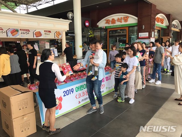 언양(서울방향)휴게소 직원들이 어린이들에게 선물을 나눠주고 있다 (사진=대신기업㈜ 제공)