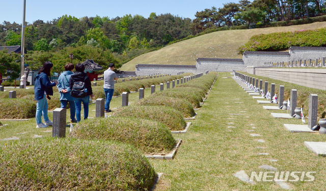 【광주=뉴시스】변재훈 기자 = 5·18민주화운동 39주년 기념식을 2주 앞둔 6일 광주 북구 운정동 국립 5·18민주묘지에 참배객들의 발걸음이 이어지고 있다. 2019.05.06. wisdom21@newsis.com