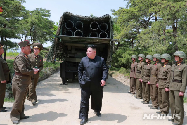 【서울=뉴시스】6일 북한 조선중앙TV는 김정은 북한 국무위원장이 지난 4일 동해상에서 대구경 장거리 방사포, 전술유도무기의 타격 훈련을 지도했다고 보도했다. 2019.05.06. (사진=조선중앙TV 캡쳐)  photo@newsis.com