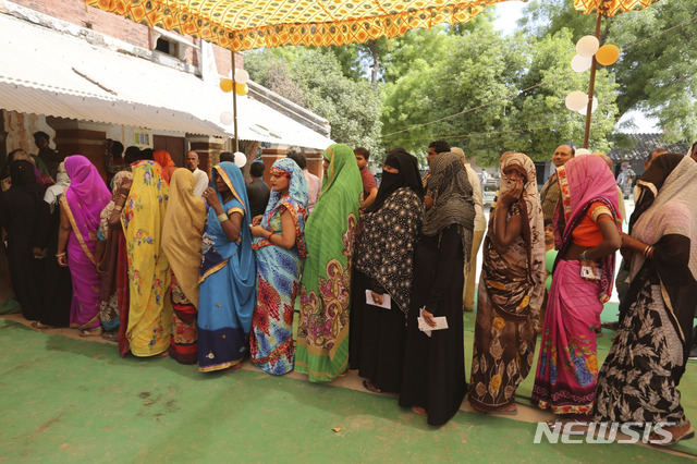 6일 인도 하원총선 5일째 순차투표가 실시되는 우타르푸라데쉬주 카우삼비 투표소 광경  AP