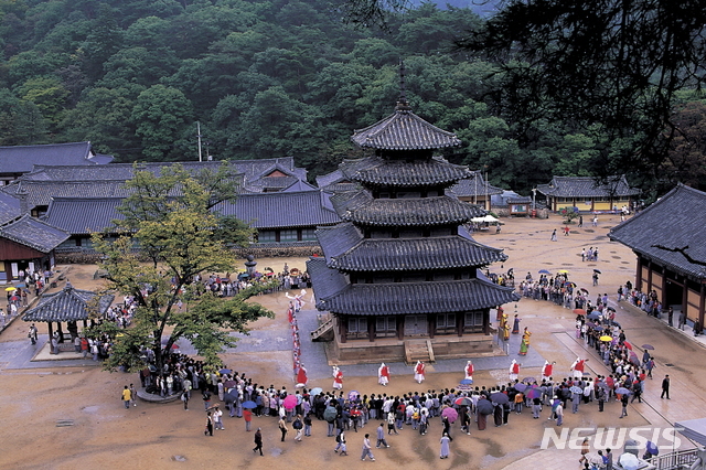 【보은=뉴시스】충북 보은 속리산 법주사에서 2010년 열린 팔상전 탑돌이 행사 자료사진.(사진=보은군 제공)photo@newsis.com 