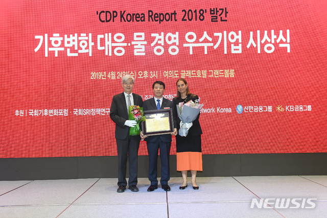 【서울=뉴시스】지난달 개최된 ‘2018 CDP KOREA 시상식’에서 현대건설이 5년 연속 탄소경영 아너스 클럽 상을 수상해 기념촬영을 하고 있다.(사진제공=현대건설)