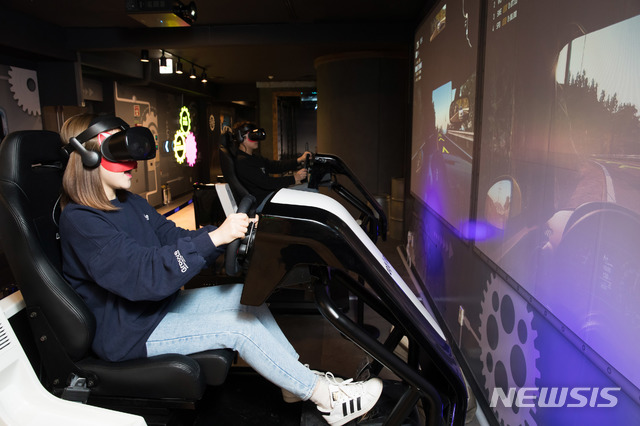 【서울=뉴시스】롯데월드 어드벤처 내 'VR 스페이스'의 '레이싱 VR'