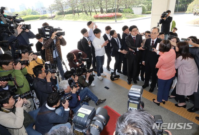 【서울=뉴시스】 고범준 기자 = 검·경 수사권 조정법안에 대해 반발하며 해외 출장길에서 조기 귀국한 문무일 검찰총장이 7일 오전 서울 서초구 대검찰청으로 출근하며 취재진 질문에 답변하고 있다. 2019.05.07. bjko@newsis.com