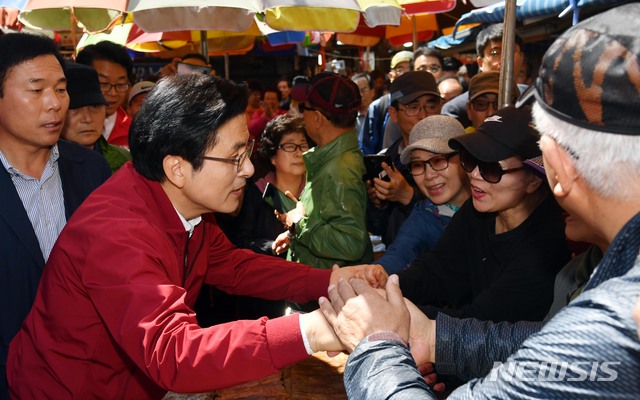 【부산=뉴시스】 하경민 기자 = 황교안 자유한국당 대표가 7일 오전 부산 중구 자갈치시장에서 '국민 속으로 민생투쟁 대장정' 출정 기자회견을 한 뒤 시장을 돌며 상인, 시민 등과 인사하고 있다. 2019.05.07. yulnetphoto@newsis.com