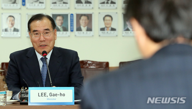 【세종=뉴시스】일본 정부가 12일 한국과 중국 정부를 상대로 후쿠시마산 수산물 수입규제 철폐를 요청했다고 NHK가 보도했다. 사진은 이개호 농림축산식품부 장관이 지난 7일 정부세종청사에서 한창푸(韩长赋) 중국 농업농촌부 부장과 아프리카돼지열병 대응 협력 등을 주제로 면담하는 모습. 2019.05.07. ppkjm@newsis.com