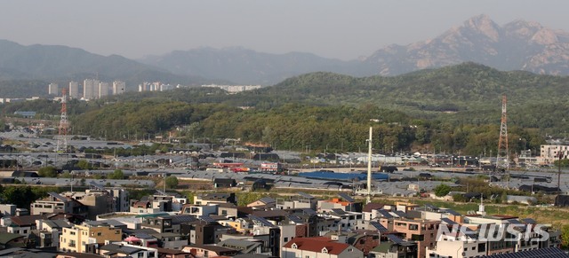 【고양=뉴시스】 고범준 기자 = 정부가 고양시 창릉동과 부천시 대장동을 3기 신도시로 추가 선정했다. 국토교통부는 '수도권 주택 30만호 공급안-제3차 신규택지 추진 계획'을 발표, 3기 신도시는 고양시 창릉동(813만㎡·3만8000가구), 부천시 대장동(343만㎡·2만가구)으로 결정됐다.  사진은 7일 오후 경기도 고양시 창릉동 일대 모습. 2019.05.07.  bjko@newsis.com 