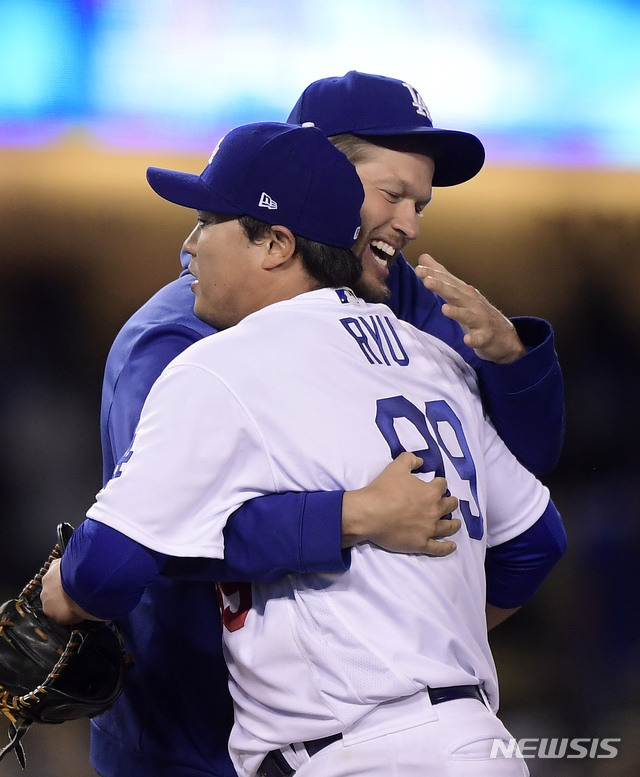 Los Angeles Dodgers&#039; Clayton Kershaw, rear, congratulates starting pitcher Hyun-Jin Ryu, of South Korea, after Ryu threw a four-hitter against the Atlanta Braves during a baseball game Tuesday, May 7, 2019, in Los Angeles. The Dodgers won 9-0. (AP Photo/Mark J. Terrill)