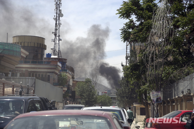 【카불=AP/뉴시스】8일(현지시간) 아프가니스탄 수도 카불에서 비정부기구를 겨냥한 폭탄테러가 발생했다. 사진은 사건 발생 직후 연기가 피어오르는 거리 모습. 2019.05.09.
