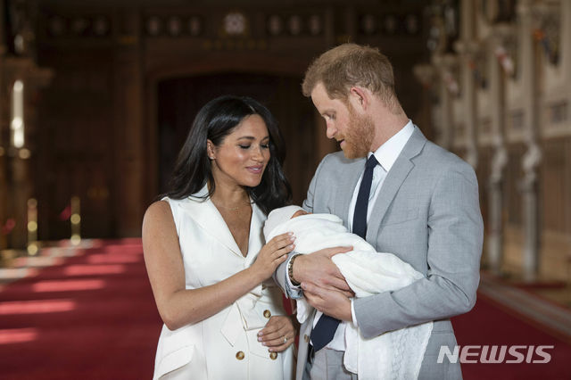 【윈저=AP/뉴시스】 영국의 해리 왕자와 서식스 공장부인 메건(마클)이 8일 이틀 전에 태어난 아들을 처음으로 사진기자들 앞에 공개하며 촬영 기회를 제공했다. 2019. 5. 8.   