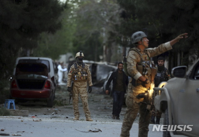 【카불=AP/뉴시스】8일(현지시간) 아프가니스탄 수도 카불에서 보안군이 폭탄테러 현장을 지키고 있다. 이날 카불에선 비정부기구 건물을 겨냥한 폭탄테러가 발생, 5명이 숨지고 24명이 부상을 입었다. 2019.05.09.