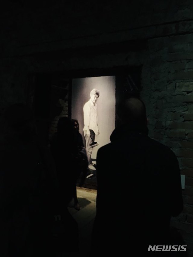 【베니스=뉴시스】박현주 미술전문기자= 베니스대표적인 시립미술관 포르투니 미술관(Fortuny Museum)에서 개막한 윤형근 대규모 회고전에 윤형근 생전 작업 모습이 전시장 벽면에 크게 걸려 관람객들의 발길을 이끌고 있다.