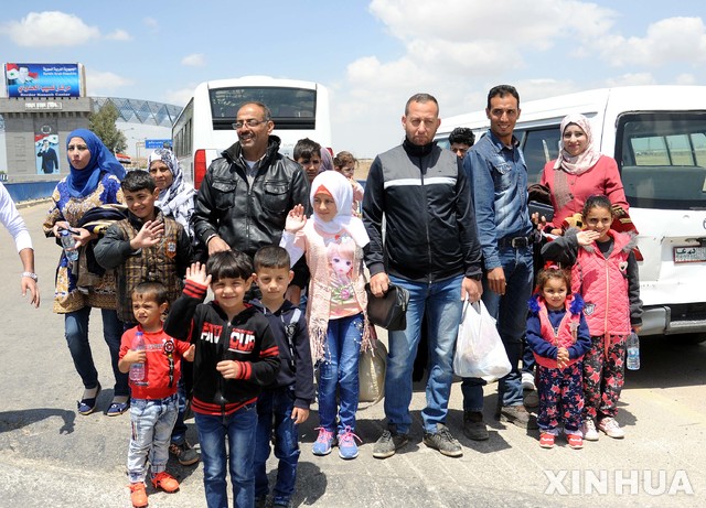 【다라( 시리아) = AP/뉴시스】 요르단에서 귀국하는 시리아 난민들이 8일(현지시간) 남부 다라주의 나시브 국경관문을 거쳐서 들어오고 있다. 이 날 시리아 국내 루크반 수용소의 잔여 인원도 홈스의 정부군 휘하로 돌아왔다고 국영 SANA통신이 보도했다. 