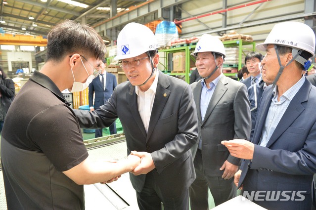 【울산=뉴시스】배병수 기자 = 황교안 자유한국당 당대표는 9일 오전 울산 북구 매곡산업단지 내 (주)한국몰드 공장내부를 둘러본 뒤 직원을 격려 하고 있다. 2019.05.09. bbs@newsis.com.