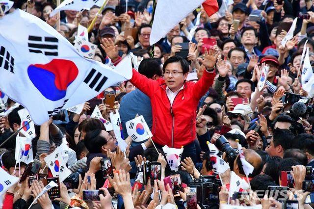 【울산=뉴시스】배병수 기자 = 황교안 자유한국당 당대표는 9일 오후 경제실정,민심청취를 위해 울산시 중구 젊음의 거리를 방문 울산 시민들로부터 환영 인사를받고 있다. 2019.05.09.  bbs@newsis.com. 