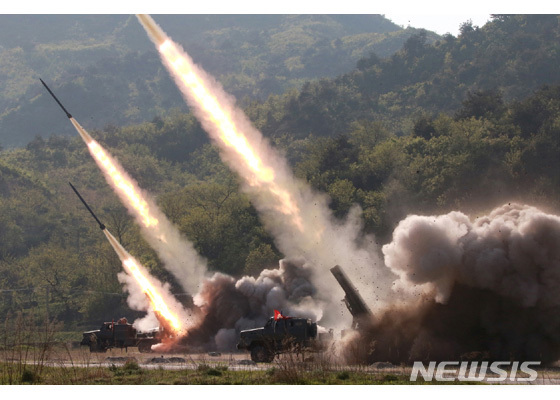 【서울=뉴시스】북한이 9일 화력시범을 했다면서 노동신문에 게재한 다연장포 발사장면. 이날 우리 정부는 북한이 2발의 미사일을 발사했다고 발표했으나 북한은 이날 미사일 발사 외에도 다연장포와 자주포 발사 모습의 사진을 노동신문에 게재했다. (출처=노동신문) 2019.05.10. 