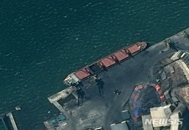 【로스앤젤레스=AP/뉴시스】미 법무부가 공개한 위성 사진이 북한 화물선 '와이즈 어니스트'가 장소 미상의 항구에 정박한 모습을 보여주고 있다. 미 법무부는 9일(현지시간) 유엔의 대북제재 결의안을 위반하고 불법으로 석탄을 수출해 온 북한 대형 화물선 '와이즈 어니스트'를 제재 위반으로 압류했다고 밝혔다. 1만7600t급의 이 선박은 북한에서 가장 큰 화물선 중 하나로 북한의 석탄을 실어 반출했고, 중장비 기계 등을 북한으로 반입하는 데 사용돼왔다. 2019.05.10.