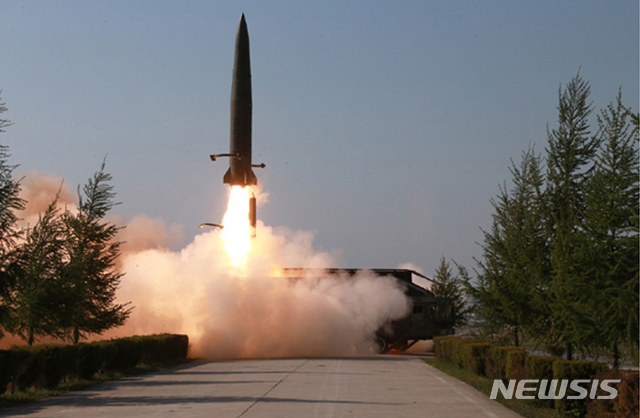 【서울=뉴시스】 북한이 25일 강원도 원산 일대에서 동해상으로 단거리 미사일 두 발을 발사했다. 사진은 지난 5월9일 북한 미사일 발사 모습. (출처=노동신문)  