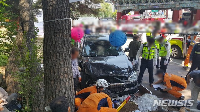 【양산=뉴시스】 강경국 기자 = 12일 오후 12시40분께 경남 양산시 통도사 입구에서 승용차가 돌진해 신도 등 13명이 숨지거나 다쳤다. 2019.05.12. (사진=양산경찰서 제공)photo@newsis.com