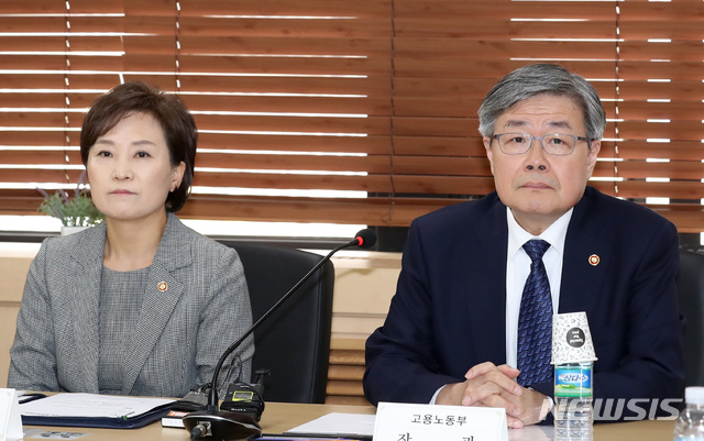 【서울=뉴시스】이영환 기자 = 김현미 국토교통부 장관과 이재갑 고용노동부 장관이 12일 오후 서울 종로구 정부서울청사 회의실에서 열린 국토교통부-고용노동부 노선버스 대응 합동연석회의에 참석해 자리에 앉아 있다. 2019.05.12.  20hwan@newsis.com 