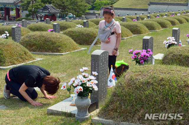 【광주=뉴시스】변재훈 기자 = 5·18민주화운동 39주년 기념식을 일주일 앞둔 12일 광주 북구 운정동 국립 5·18민주묘지에 참배객들의 발걸음이 이어지고 있다. 2019.05.12.  wisdom21@newsis.com