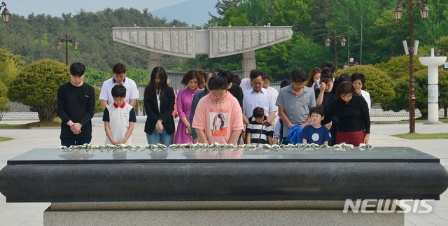 【광주=뉴시스】변재훈 기자 = 5·18민주화운동 39주년 기념식을 일주일 앞둔 12일 광주 북구 운정동 국립 5·18민주묘지에 참배객들의 발걸음이 이어지고 있는 가운데 한 일가족이 추모탑 앞에서 오월영령 앞에 묵념하고 있다. 2019.05.12.  wisdom21@newsis.com