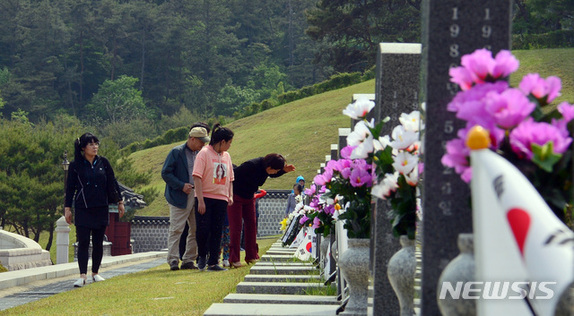 【광주=뉴시스】변재훈 기자 = 5·18민주화운동 39주년 기념식을 일주일 앞둔 12일 광주 북구 운정동 국립 5·18민주묘지에 참배객들의 발걸음이 이어지고 있다. 2019.05.12. wisdom21@newsis.com