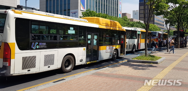 【울산=뉴시스】배병수 기자 = 울산지역 5개 시내버스 노조가 오는 15일 파업을 예고한 가운데 13일 오전 울산시청 앞 버스정류장에 시내버스가 줄지어 정차해 있다. 2019.05.13. bbs@newsis.com 