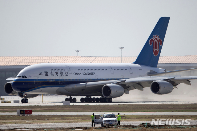 【베이징=AP/뉴시스】13일 중국 남방항공 여객기가 베이징 외곽 다싱 신공항 활주로에 착륙하고 있다. 세계 최대가 될 이 공항에서는 9월 개항을 앞두고 이날 시범 비행이 진행됐다. 2019.05.13