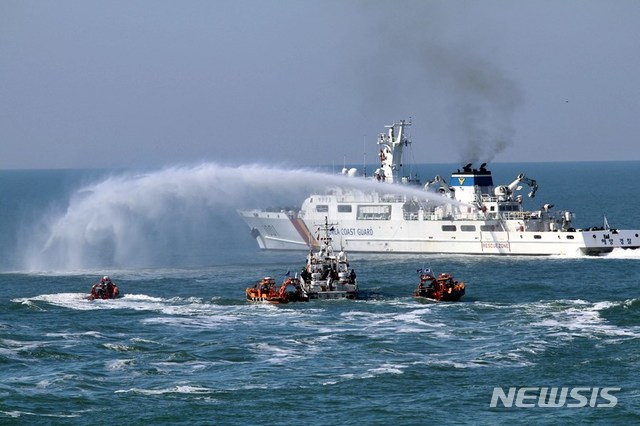 【서울=뉴시스】 군산해경이 해상종합훈련에서 불법조업 외국어선 단속훈련을 하고 있다(뉴시스DB)