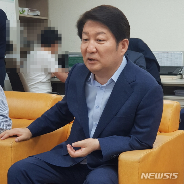 【대구=뉴시스】권영진 대구시장이 14일 오후 대구시청 기자실에서 열린 간담회에서 전국 시내버스 파업사태에 대해 발언하고 있다. 2019.05.14. jco@newsis.com