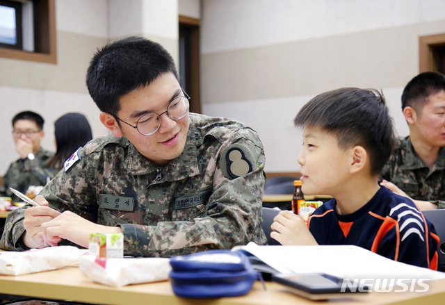 【서울=뉴시스】육군은 스승의 날을 앞두고 지역학생에게 학습 재능기부 봉사활동을 펼치고 있는 장병들의 모습을 14일 공개했다. 사진은 8사단 번개여단 병사들의 학습 재능기부 모습. 2019.05.14. (사진=육군 제공) photo@newsis.com