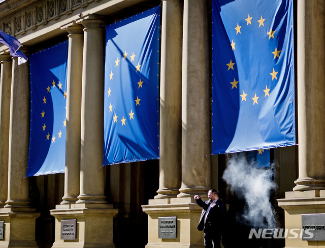 【프랑크푸르트=AP/뉴시스】14일(현지시간) 독일 프랑크푸르트 한 건물에 유럽연합(EU) 깃발이 걸려있다. 2019.05.15.