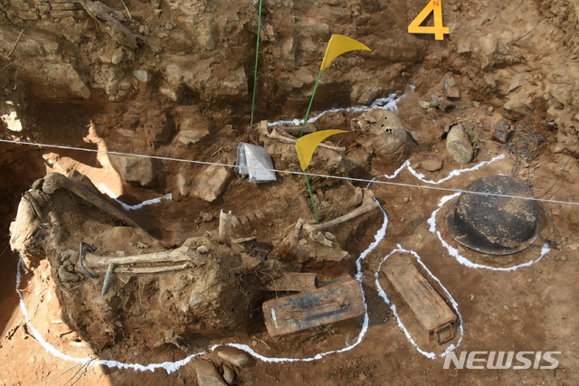 【서울=뉴시스】 지난 15일 강원도 철원 화살머리고지에서 발굴된 국군전자사 추정 완전유해와 유품들. (국방부 제공)