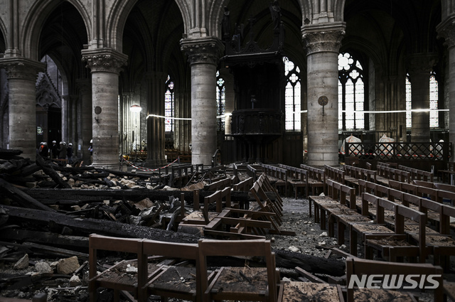 【파리= AP/뉴시스】 지난 4월 화재로 전소된 노트르담 내부와 의자들. 