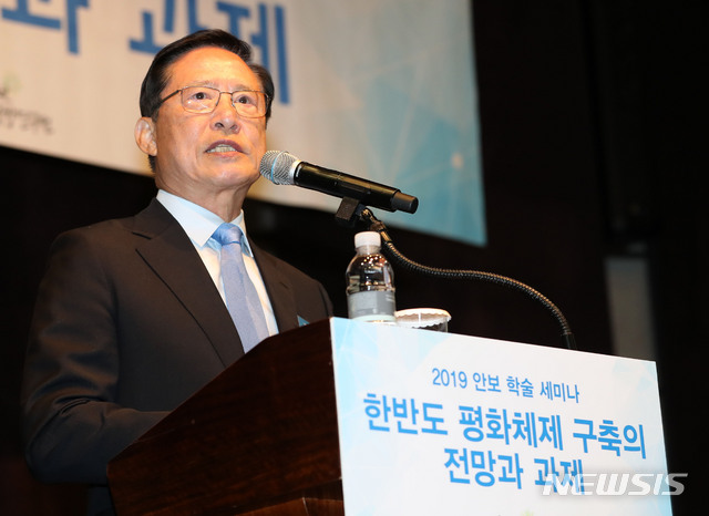 [서울=뉴시스]박주성 기자 = 지난 2019년 5월16일 오전 서울 중구 웨스틴조선호텔 그랜드볼룸에서 열린 2019 안보 학술 세미나 '한반도 평화체제 구축의 전망과 과제'에서 송영무 전 국방부 장관이 기조연설을 하고 있다. 2019.05.16. park7691@newsis.com