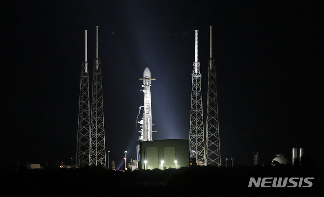 【케이프커내버럴=AP/뉴시스】스페이스X의 우주 기반 인터넷서비스 '스타링크 프로젝트'용 위성 60기를 실은 팰컨9 로켓이 15일(현지시간) 미국 플로리다주 케이프컨재버럴 공군기지에 대기하고 있다. 2019.05.16.