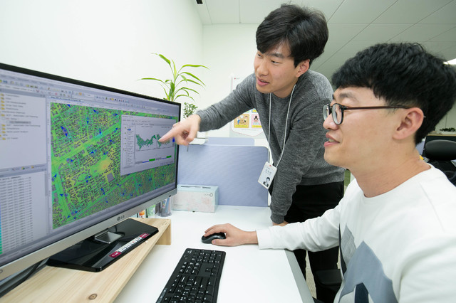 【서울=뉴시스】LG유플러스는 서울 종로지역을 대상으로 자체 전파모델을 적용한 셀 설계를 통해 5G 속도와 커버리지를 측정한 결과 동일한 기지국 수를 설치하더라도 서비스 커버리지가 더 넓은 것으로 확인했다고 17일 밝혔다. (사진=LG유플러스 제공) 2019.05.17