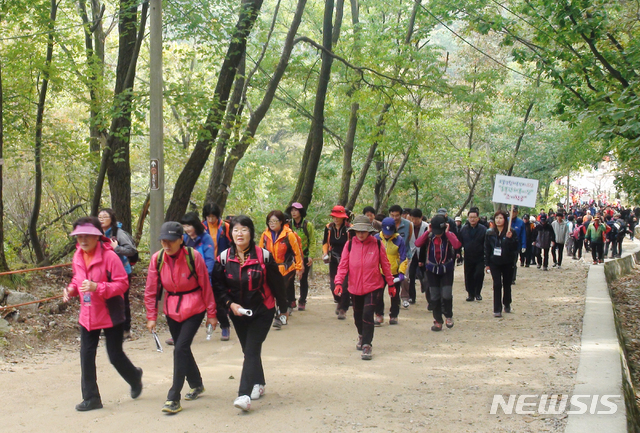 【서울=뉴시스】서울 도봉구는 25일 오전 9시부터 도봉체육회 주관으로 '초안산 둘레길 함께 걷기' 행사를 연다. 2019.05.17. (사진=도봉구 제공)