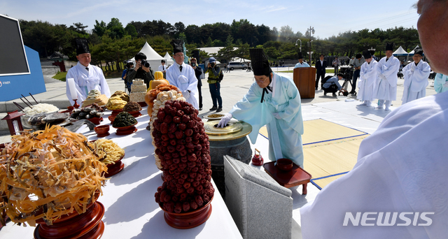 【광주=뉴시스】신대희 기자 = 5·18광주민주화운동 39주년 기념식을 하루 앞둔 17일 광주 북구 운정동 국립5·18민주묘지에서 5·18민주유공자유족회 주관으로 5·18민중항쟁 제39주년 추모제가 열리고 있다. 2019.05.17.  sdhdream@newsis.com 