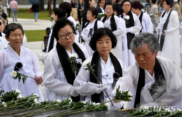 【광주=뉴시스】신대희 기자 = 5·18광주민주화운동 39주년 기념식을 하루 앞둔 17일 광주 북구 운정동 국립5·18민주묘지에서 5·18민주유공자유족회 주관으로 5·18민중항쟁 제39주년 추모제가 열리고 있다. 추모제에 참석한 오월 어머니들이 헌화·분향하고 있다. 2019.05.17.  sdhdream@newsis.com